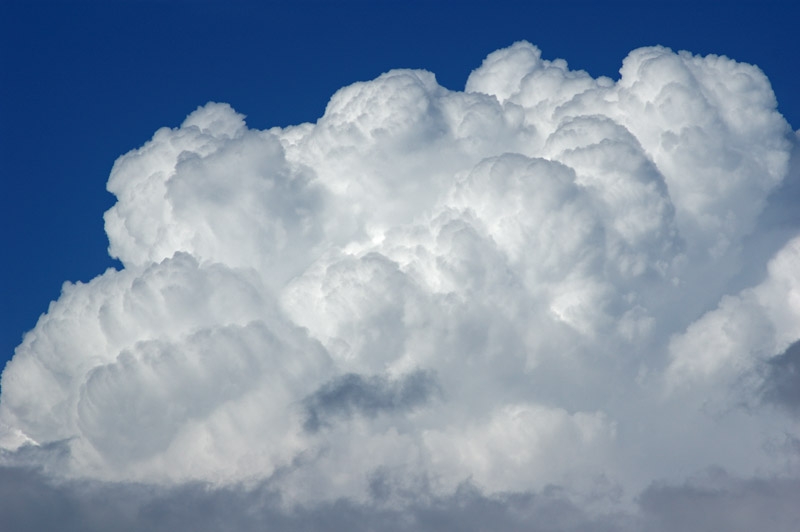 region superieure d'un cumulonimbus.  post traitement photoshop.  nikon D70 et objectif 180 mm a fd 8. 200 asa a 1 2000es..jpg